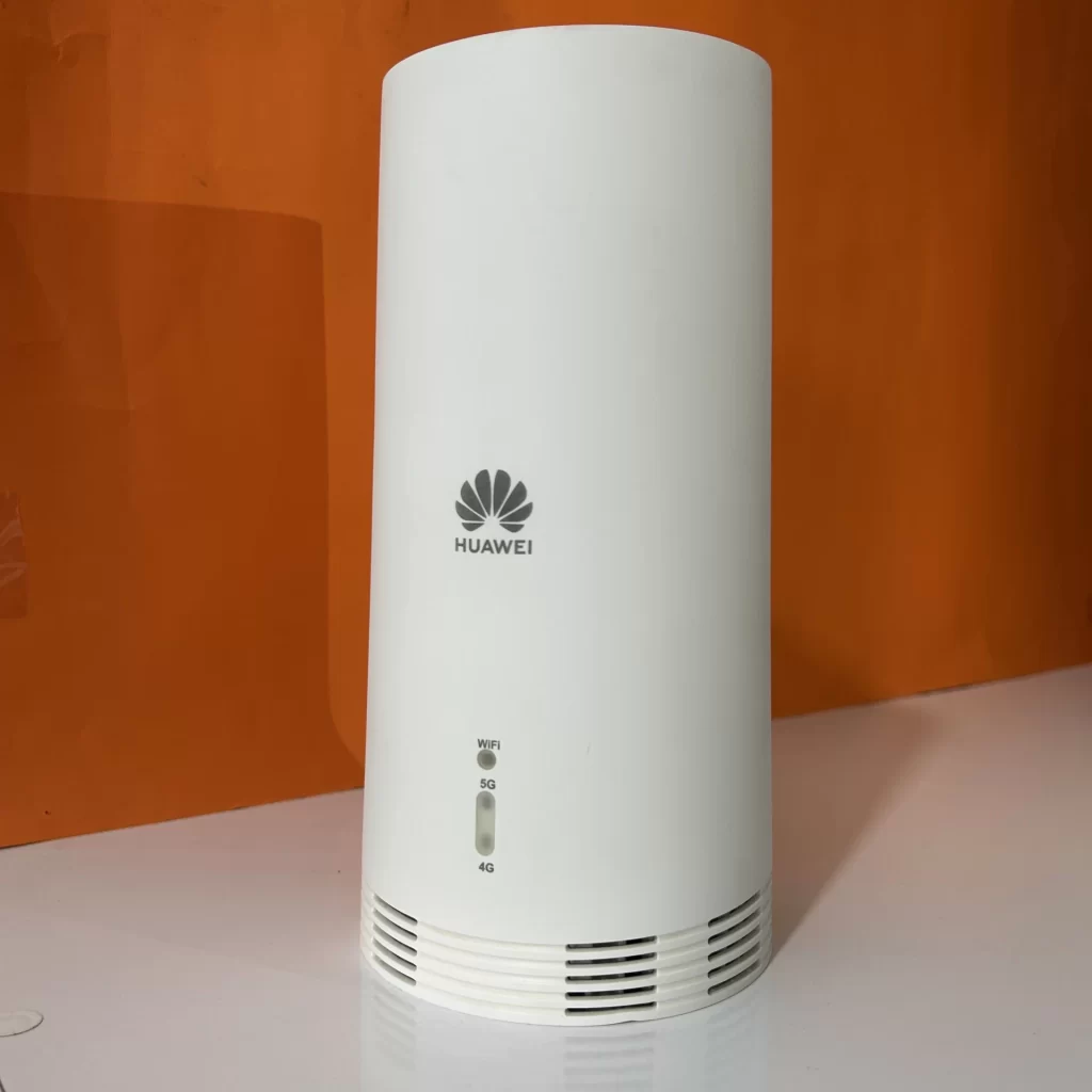معرفی جامع روتر Huawei 5G CPE N5368X Max: اینترنت پرسرعت نسل پنجم برای همه جا Huawei 5G CPE N5368X Max یک روتر قدرتمند و پیشرفته است که دسترسی به اینترنت پرسرعت 5G را در هر مکانی فراهم می‌کند. این دستگاه 5G با ارائه سرعت دانلود و آپلود فوق‌العاده، تجربه‌ای بی‌نظیر از اینترنت را برای کاربران خانگی و کسب‌وکارها به ارمغان می‌آورد. در این مقاله، به بررسی ویژگی‌ها، مزایا و کاربردهای N5368X Max می‌پردازیم تا شما را با این مودم 5G کارآمد بیشتر آشنا کنیم. سرعت و عملکرد بی‌نظیر با فناوری 5G: روتر Huawei 5G CPE N5368X Max با بهره‌گیری از فناوری نسل پنجم شبکه تلفن همراه، سرعت‌های بسیار بالاتری نسبت به نسل‌های قبلی ارائه می‌دهد. این مودم 5G سیم کارت خور به شما امکان می‌دهد تا فایل‌های حجیم را در عرض چند ثانیه دانلود کنید، ویدیوهای 4K و 8K را بدون هیچ گونه تاخیری تماشا کنید و از بازی‌های آنلاین با کمترین میزان تاخیر (Latency) لذت ببرید. سرعت بالای اینترنت 5G با N5368X Max تحولی بزرگ در تجربه آنلاین شما ایجاد خواهد کرد. پوشش گسترده و پایدار: Huawei 5G CPE N5368X Max با طراحی آنتن‌های پیشرفته، پوشش شبکه 5G را به طور چشمگیری افزایش می‌دهد. این ویژگی به خصوص در مناطقی که سیگنال ضعیف است یا ساختمان‌ها با دیوارهای ضخیم دارند، بسیار حائز اهمیت است. N5368X Max اطمینان می‌دهد که شما در هر نقطه از منزل یا محل کار خود، از اتصال اینترنت 5G پایدار و پرسرعت بهره‌مند خواهید شد. این روتر 5G هواوی با ایجاد یک شبکه وای‌فای قوی و مطمئن، تمامی دستگاه‌های شما را به اینترنت متصل نگه می‌دارد. سهولت نصب و راه‌اندازی: نصب و راه‌اندازی Huawei 5G CPE N5368X Max بسیار آسان و سریع است. شما بدون نیاز به دانش فنی خاصی می‌توانید این دستگاه را در عرض چند دقیقه آماده به کار کنید. کافی است سیم کارت 5G خود را در N5368X Max قرار دهید، آن را به برق متصل کنید و از طریق رابط کاربری وب یا اپلیکیشن موبایل، تنظیمات اولیه را انجام دهید. این روتر به‌صورت خودکار به شبکه 5G متصل شده و اینترنت پرسرعت را در اختیار شما قرار می‌دهد. مناسب برای محیط‌های مختلف: Huawei 5G CPE N5368X Max به‌دلیل قابلیت حمل و سهولت نصب، برای استفاده در محیط‌های مختلف ایده‌آل است. از منازل و آپارتمان‌ها گرفته تا دفاتر کار، فروشگاه‌ها، کارگاه‌ها و حتی مکان‌های موقت مانند نمایشگاه‌ها و رویدادها، N5368X Max می‌تواند اینترنت پرسرعت 5G را به راحتی فراهم کند. این مودم 5G قابل حمل به‌خصوص برای مناطقی که دسترسی به اینترنت ثابت سیمی محدود یا پرهزینه است، یک راه‌حل بسیار کارآمد محسوب می‌شود. امنیت و قابلیت اطمینان: Huawei 5G CPE N5368X Max با بهره‌گیری از پروتکل‌های امنیتی پیشرفته، از شبکه 5G شما در برابر تهدیدات سایبری محافظت می‌کند. این دستگاه با ارائه فایروال داخلی، رمزگذاری WPA3 و سایر ویژگی‌های امنیتی، اطمینان می‌دهد که اطلاعات شما در شبکه محفوظ می‌ماند. همچنین، N5368X Max با کیفیت ساخت بالا و پایداری عملکرد، یک روتر مطمئن برای استفاده طولانی‌مدت خواهد بود. خلاصه ویژگی‌های کلیدی Huawei 5G CPE N5368X Max: دسترسی به اینترنت 5G پرسرعت: تجربه دانلود و آپلود فوق‌العاده سریع پوشش گسترده و پایدار شبکه 5G: اتصال مطمئن در هر مکان سهولت نصب و راه‌اندازی: آماده به کار در چند دقیقه مناسب برای محیط‌های مختلف: کاربرد خانگی، اداری و تجاری امنیت و قابلیت اطمینان بالا: محافظت از شبکه و عملکرد پایدار نتیجه‌گیری: Huawei 5G CPE N5368X Max یک انتخاب هوشمندانه برای افرادی است که به دنبال اینترنت پرسرعت و پایدار 5G در هر مکانی هستند. این روتر 5G با ارائه سرعت و عملکرد بی‌نظیر، پوشش گسترده، سهولت استفاده و امنیت بالا، تجربه‌ای لذت‌بخش و کارآمد از شبکه نسل پنجم را برای شما به ارمغان می‌آورد. اگر به دنبال بهترین روتر 5G سیم کارت خور هستید، N5368X Max یکی از برترین گزینه‌های موجود در بازار است. با خرید N5368X Max به دنیای پرسرعت 5G قدم بگذارید و از مزایای آن بهره‌مند شوید.